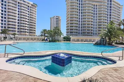 Image de Beachfront resort property with spa, restaurants, pools, courts, and gyms.