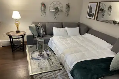 Image de 1 Bedroom lake facing apartment less than 8 miles From Downtown La Crosse.