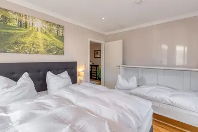 Image de The spacious vacation apartment for 9 people is ideal for excursions.