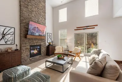 Image de New to Market! Beautiful Mtn Contemporary, Private Hot Tub, Amenities Galore, Minutes Main Street!