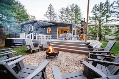 Image de **Luxury Catskill Mntn 5br 3Bath Villa -Hot Tub/ Fire Pit**