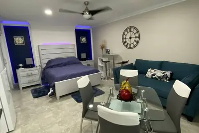 Image de Modern decorated suite close to Tampa international airport Bush garden and more