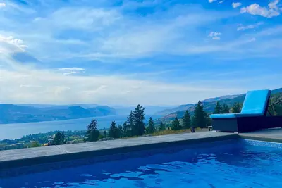 Image de Soak in the Views: Deluxe Naramata Suite with Large Deck, Pool & Wine