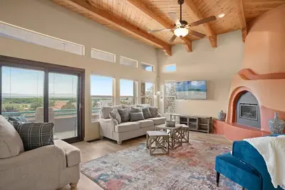 Image de Amazing views of the mountains and city with game room and putting green! ! !