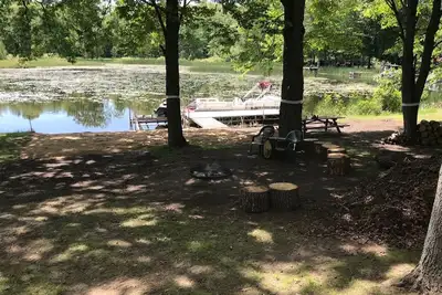 Image de Large waterfront house on quiet canal of all-sport Eight Point Lake