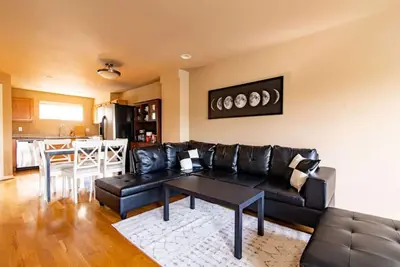 Image de Charming Townhome Walk to Food & Shops, Ev Charger