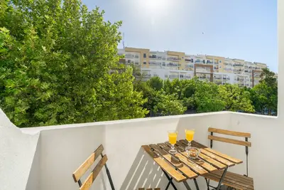 Image de ✔ Design Studio ✔ Sunny Balcony ✔ Downtown Center ✔ 5mins walking to the Beach