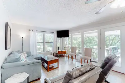 Image de Riverfront home with a dock, central Ac, washer/dryer, cable, backyard