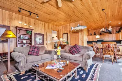 Image de Lake resort villa with water views, screened porch & marina - dog-friendly
