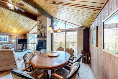 Image de Ski-in/ski-out getaway on top floor with lake & mountain views, wood stove