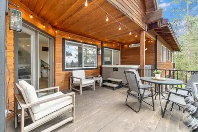 Image de Mountain Modern Sunny Chalet with hot tub and back deck with views.