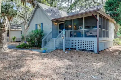 Image de Snowbird-friendly island cottage with fairway views, lanai, & Ac - dogs welcome