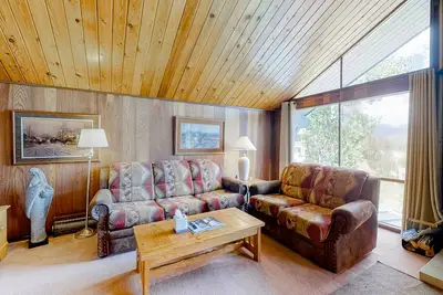 Image de Ski-in/ski-out condo with on-site spa, balcony, fireplace & lake views