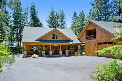 Image de Spacious home with fireplace, firepit, jetted tub & gas grill - close to lake