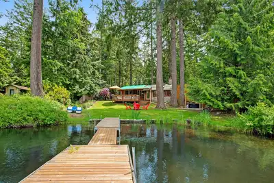 Image de Vintage Mid-Century Modern Lakefront Log Cabin