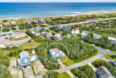 Image de Vibrant, two-story home with private pool, central Ac, & washer/dryer