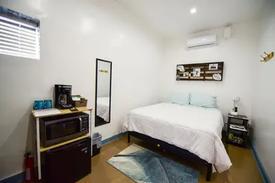 Image de Carmen's Marfa Hotel/Armando Room 1 Queen Bed