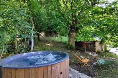 Image de Agréable appartement avec Wifi, bain à remous, Tv, patio, animaux admis et parking