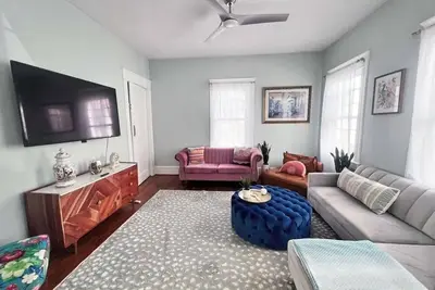 Image de Elegant, Newly Renovated, Mins from City, Uab