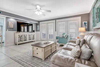 Image de Stylish waterfront condo with pools, hot tubs, private beach, & sports courts