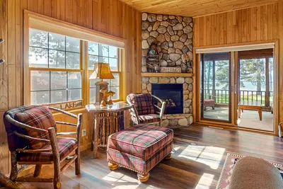 Image de Lakefront resort retreat with screened porch, fireplace, pool, marina, & dining