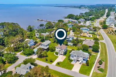 Image de Sound-view home near the beach with private hot tub, pools, gym, & tennis