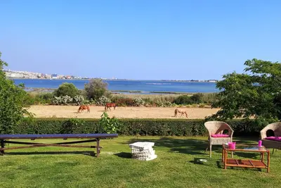 Image de Villa dans le parc privé donnant sur les flamants roses à cinq minutes du centre-ville