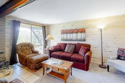 Image de Beautiful mountain home steps to ski slopes with fireplace