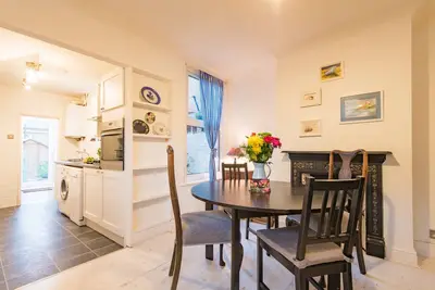 Image de Quaint fisherman’s cottage tucked away in a quite Deal street