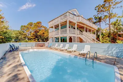 Image de Private beach retreat with deck, pools, hot tub, game room, volleyball & hoops