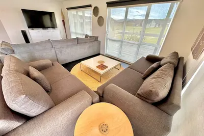 Image de Modern, open plan & spacious. Walk to Estuary. Perfect for families & friends.
