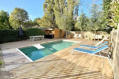 Image de Maison de famille avec piscine chauffée, havre de paix en cœur de ville.