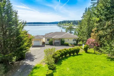 Image de Shelton Waterfront: Hot Tub, Firepit & Garden