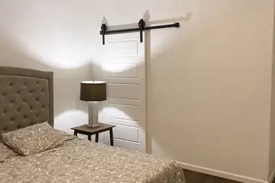 Image de Cozy 2 Bd with a King Bed, backyard in Bishop Arts