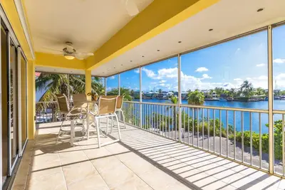 Image de Gulfside Oasis: Lovely Waterfront Home on Spacious Corner Lot, Lagoon Views, Dock & Fast Gulf Access