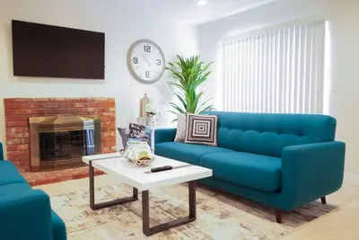 Image de Entire House! ~3min to Old Town LaVerne!