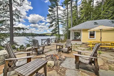 Image de Lakefront Cottage: Boat Dock, Patio & Kayaks!