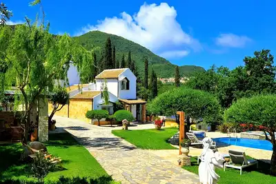 Image de \"Villa Claire Corfu\" avec vue sur les montagnes, piscine et Wi-Fi.
