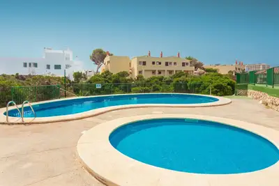 Appartement \"Los Delfines Biniforcat\" avec terrasse couverte privée et piscine partagée