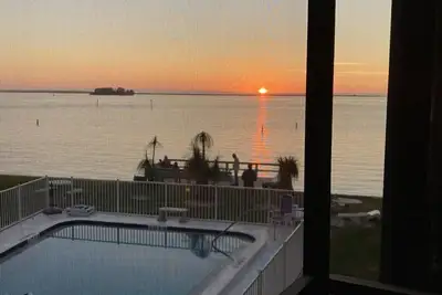 Image de Un petit coin de paradis avec une vue paradisiaque sur l'eau!