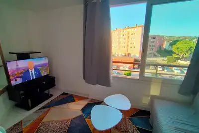 Image de T1 spacieux, très bien situé à Sète, dans résidence bord de mer avec piscine