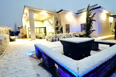 Image de Pinecone Lodge - Luxury 4br Home l Ev Charger l Fire Pit l WiFi l Bbq l 4 Car Garage