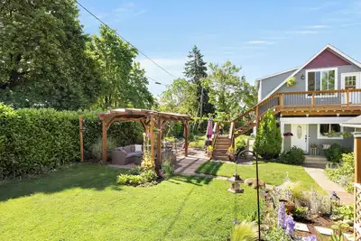 Urban Getaway in the beautiful Cully neighborhood in Ne Portland.
