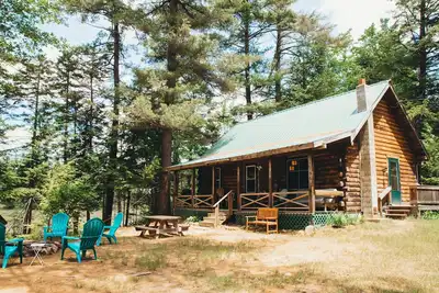 Image de Charming Waterfront Log Cabin