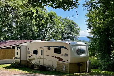 Image de Mountain sunrise views from spacious cozy 5th wheel camper-20 min from Asheville