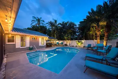 Image de Tiki on 128th—Tropical Pool Home w/ Hot Tub, Tiki Bar, Lanai & 5 Minutes to Beach