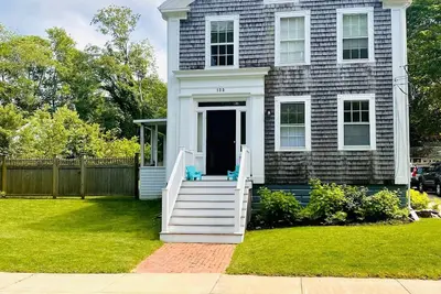 Image de Beautiful, sunny historic home, walk from Vh ferry!