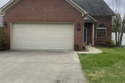 Image de Modern 4 bedroom fenced in yard-Hamburg