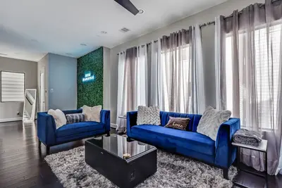 Image de Nasa/Selena/Htx Themed Trilllogy✨ Modern H in East Downtown- Ig Worthy