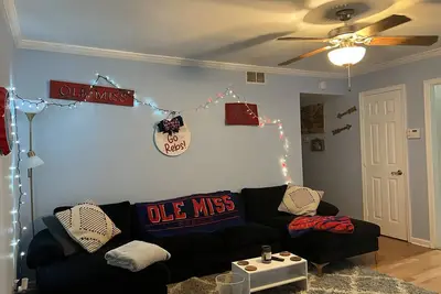 Image de 1 Mile From The Square! Short walk to campus. 2 Br 1 Ba, Great for Football szn!